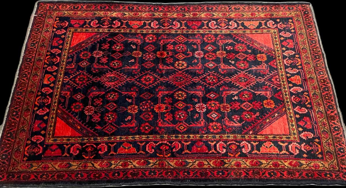 persischer Teppich im turkmenischer Stil in den Maßen 164 Zentimeter Länge mal 106 Zentimeter Breite mit überwiegend rot und blau Farben — Perspektive