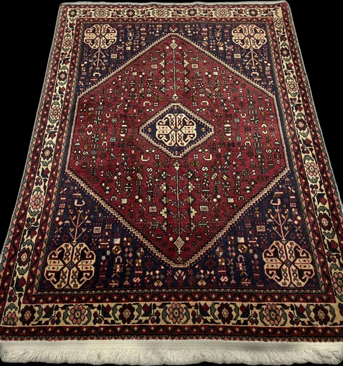 Persian rug of Abadeh style in dimensions 152 centimeters length by 109 centimeters width with mainly red colors — Perspective