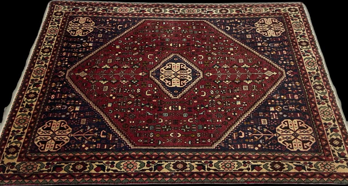 Persian rug of Abadeh style in dimensions 152 centimeters length by 109 centimeters width with mainly red colors — Perspective