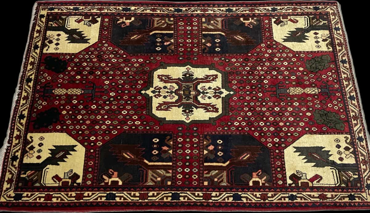 alfombra persa de estilo Shahr-e Babak en dimensiones 162 centímetros de largo por 107 centímetros de ancho con colores principalmente rojo — Perspectiva