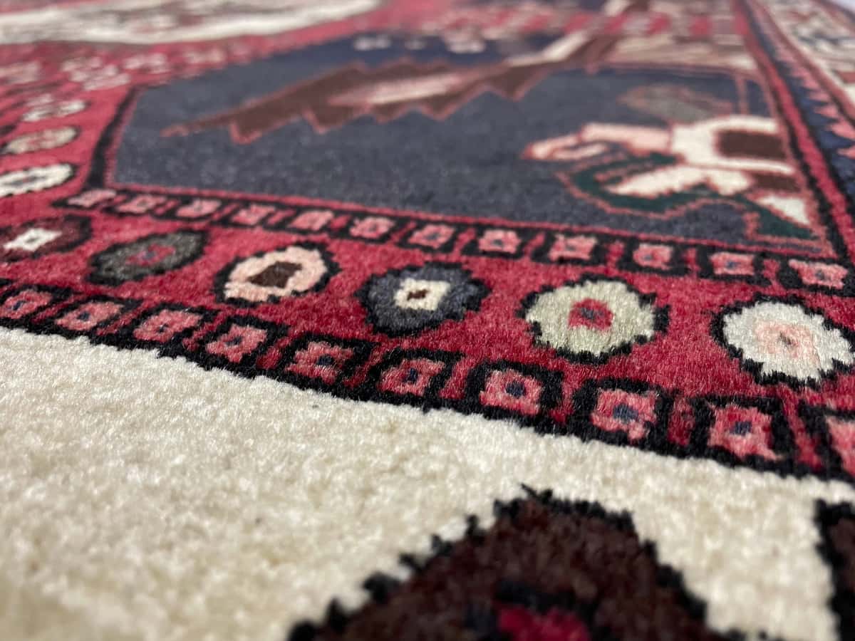 alfombra persa de estilo Shahr-e Babak en dimensiones 162 centímetros de largo por 107 centímetros de ancho con colores principalmente rojo — Primer plano de la textura
