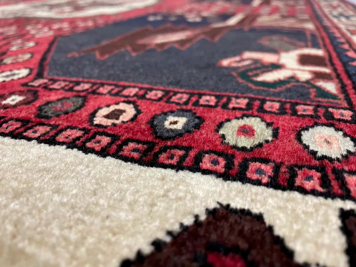 persischer Teppich im Shahr-e Babak Stil in den Maßen 162 Zentimeter Länge mal 107 Zentimeter Breite mit überwiegend rot Farben — Nahaufnahme der Textur