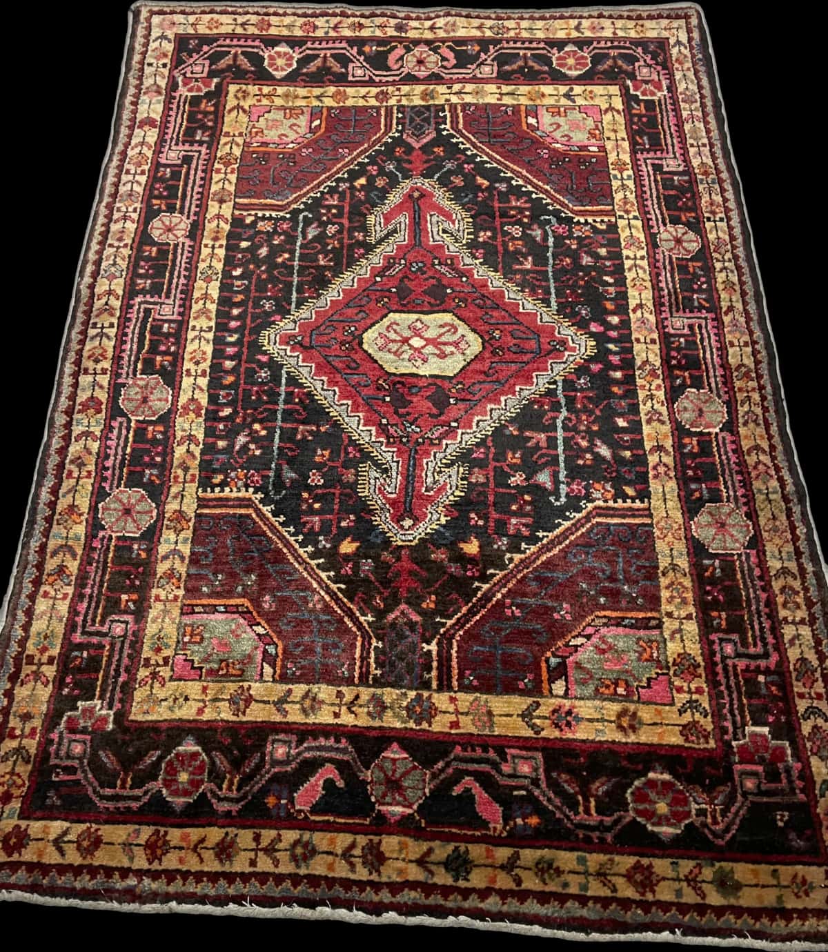 Persian rug of Sirjan style in dimensions 160 centimeters length by 113 centimeters width with mainly red and beige colors — Perspective