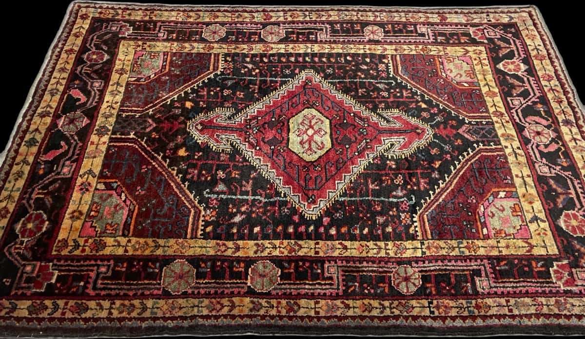 Persian rug of Sirjan style in dimensions 160 centimeters length by 113 centimeters width with mainly red and beige colors — Perspective
