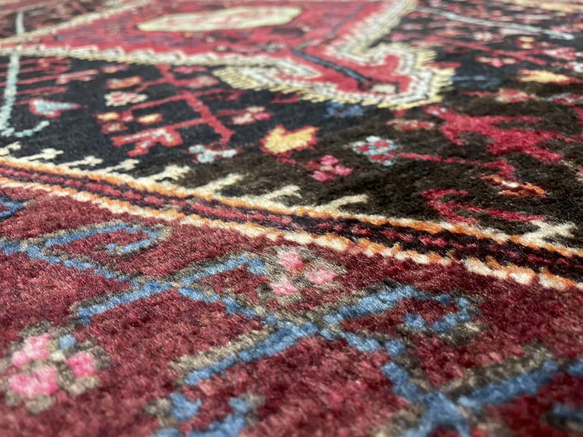 Persian rug of Sirjan style in dimensions 160 centimeters length by 113 centimeters width with mainly red and beige colors — Texture close-up