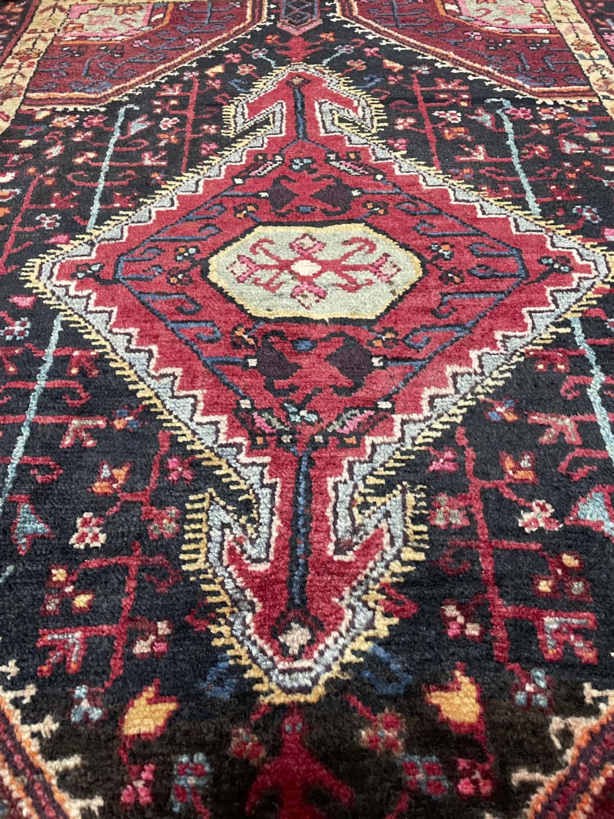 Persian rug of Sirjan style in dimensions 160 centimeters length by 113 centimeters width with mainly red and beige colors — Perspective