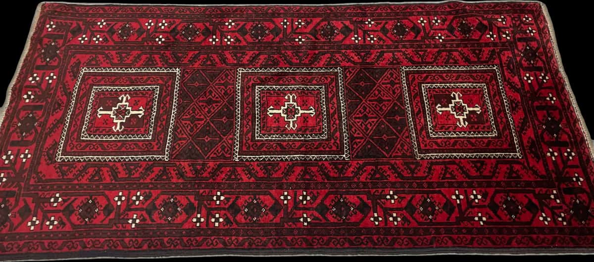 persischer Teppich im Baluch Stil in den Maßen 208 Zentimeter Länge mal 107 Zentimeter Breite mit überwiegend rot Farben — Perspektive