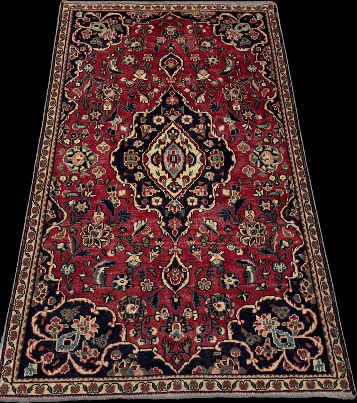 alfombra persa de estilo Aran va Bidgol en dimensiones 160 centímetros de largo por 100 centímetros de ancho con colores principalmente rojo — Perspectiva