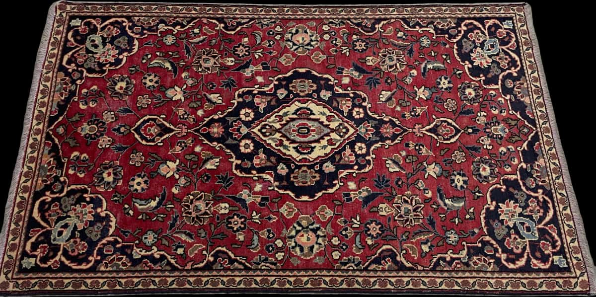 alfombra persa de estilo Aran va Bidgol en dimensiones 160 centímetros de largo por 100 centímetros de ancho con colores principalmente rojo — Perspectiva