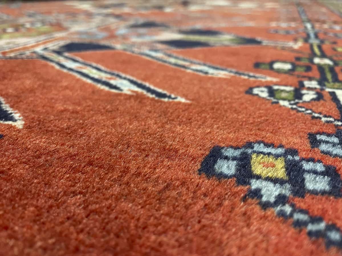 Persian rug of Quchan style in dimensions 170 centimeters length by 130 centimeters width with mainly orange colors — Texture close-up