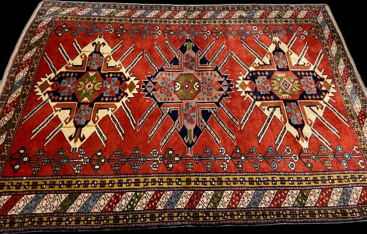 persischer Teppich im Quchan Stil in den Maßen 170 Zentimeter Länge mal 130 Zentimeter Breite mit überwiegend orange Farben — Perspektive