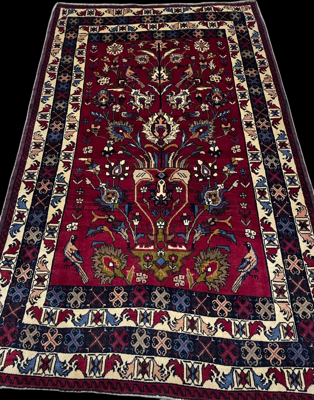 alfombra persa de estilo baluch en dimensiones 220 centímetros de largo por 137 centímetros de ancho con colores principalmente rojo y azul — Perspectiva