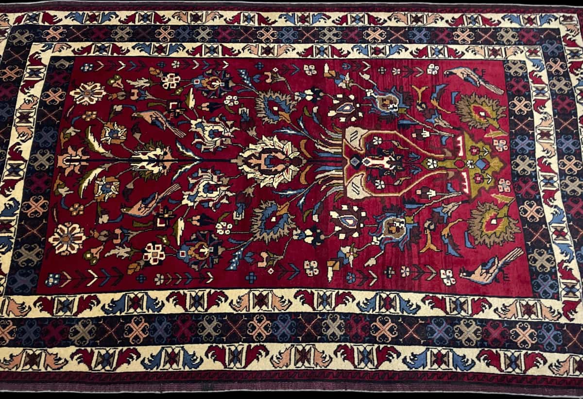 alfombra persa de estilo baluch en dimensiones 220 centímetros de largo por 137 centímetros de ancho con colores principalmente rojo y azul — Perspectiva