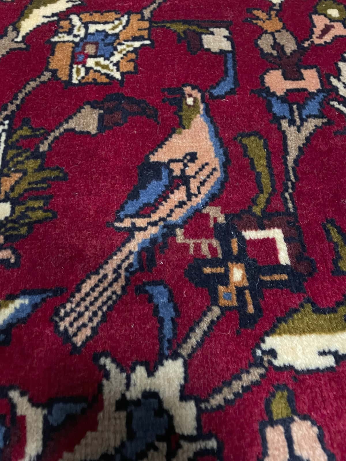alfombra persa de estilo baluch en dimensiones 220 centímetros de largo por 137 centímetros de ancho con colores principalmente rojo y azul — Primer plano de la textura