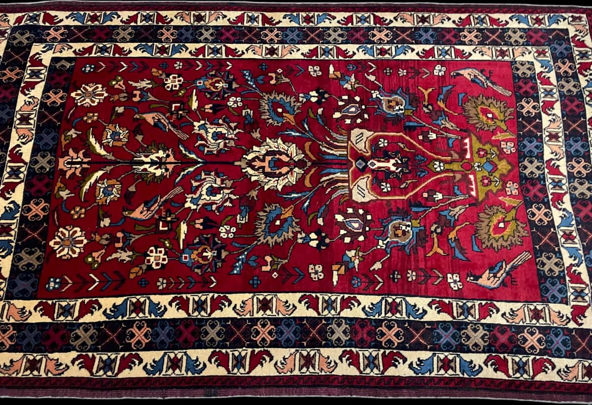persischer Teppich im Baluch Stil in den Maßen 220 Zentimeter Länge mal 137 Zentimeter Breite mit überwiegend rot und blau Farben — Perspektive