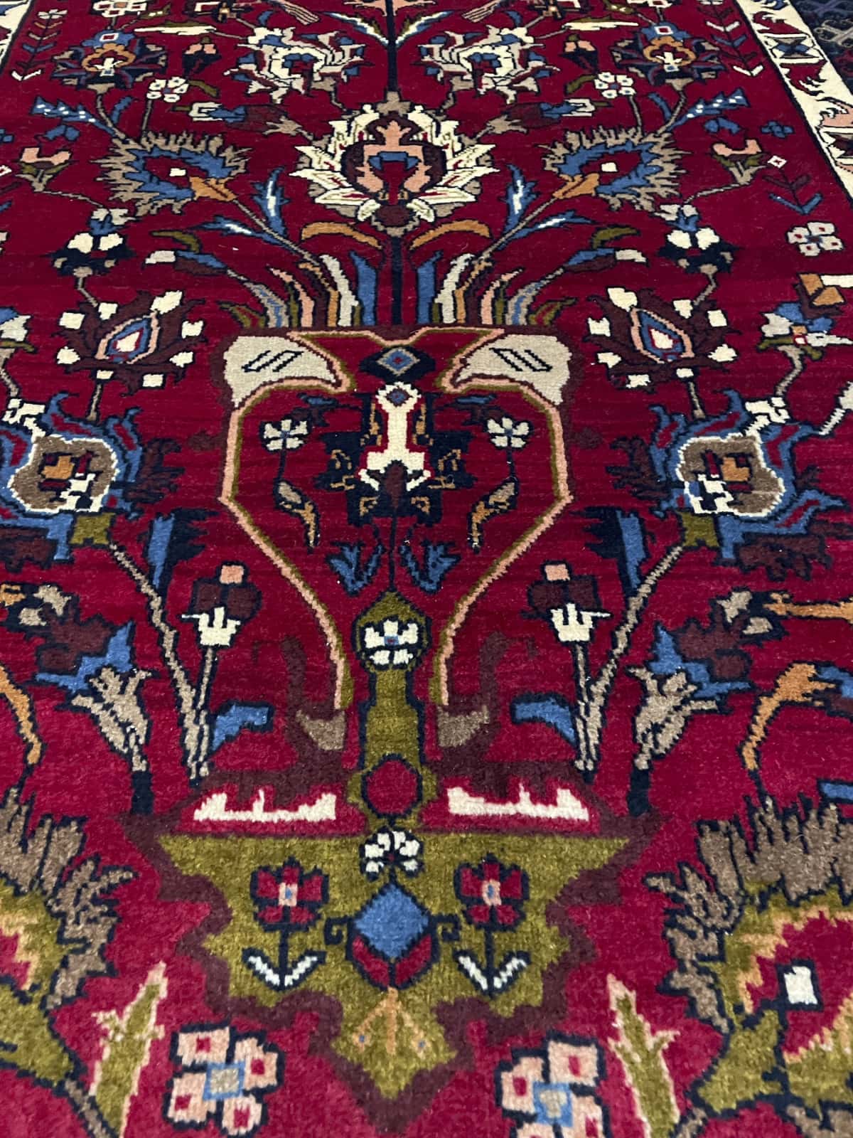 alfombra persa de estilo baluch en dimensiones 220 centímetros de largo por 137 centímetros de ancho con colores principalmente rojo y azul — Perspectiva