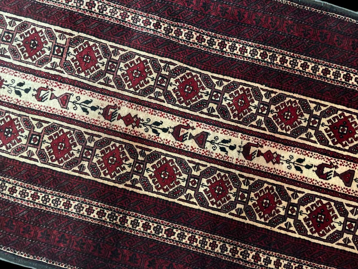 persischer Teppich im Baluch Stil in den Maßen 205 Zentimeter Länge mal 108 Zentimeter Breite mit überwiegend rot Farben — Perspektive