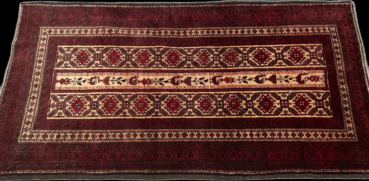 persischer Teppich im Baluch Stil in den Maßen 205 Zentimeter Länge mal 108 Zentimeter Breite mit überwiegend rot Farben — Perspektive