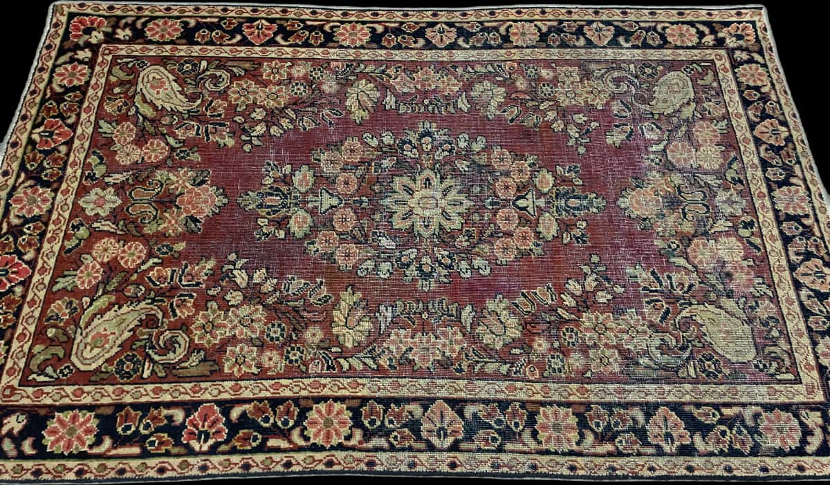 alfombra persa de estilo Moshkabad en dimensiones 198 centímetros de largo por 124 centímetros de ancho con colores principalmente morado — Perspectiva