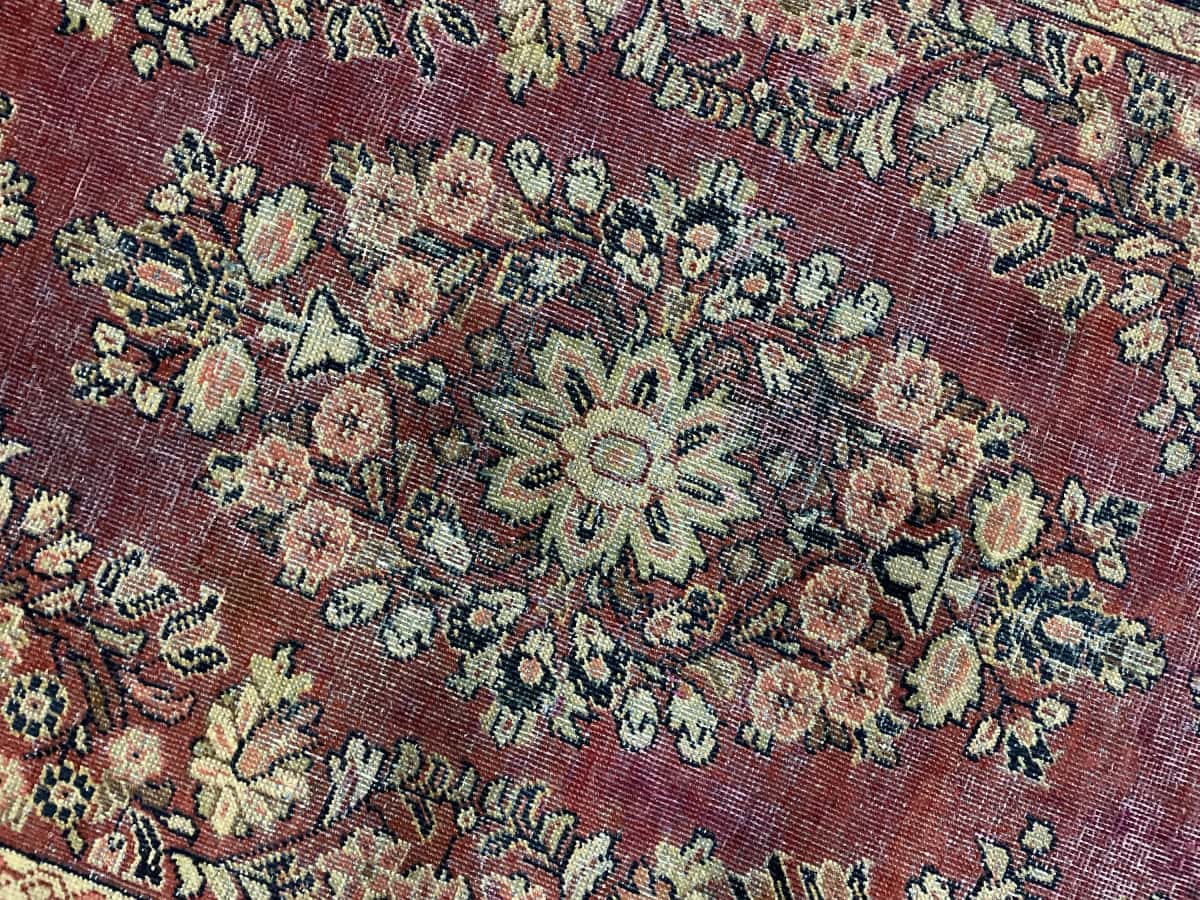 alfombra persa de estilo Moshkabad en dimensiones 198 centímetros de largo por 124 centímetros de ancho con colores principalmente morado — Primer plano de la textura