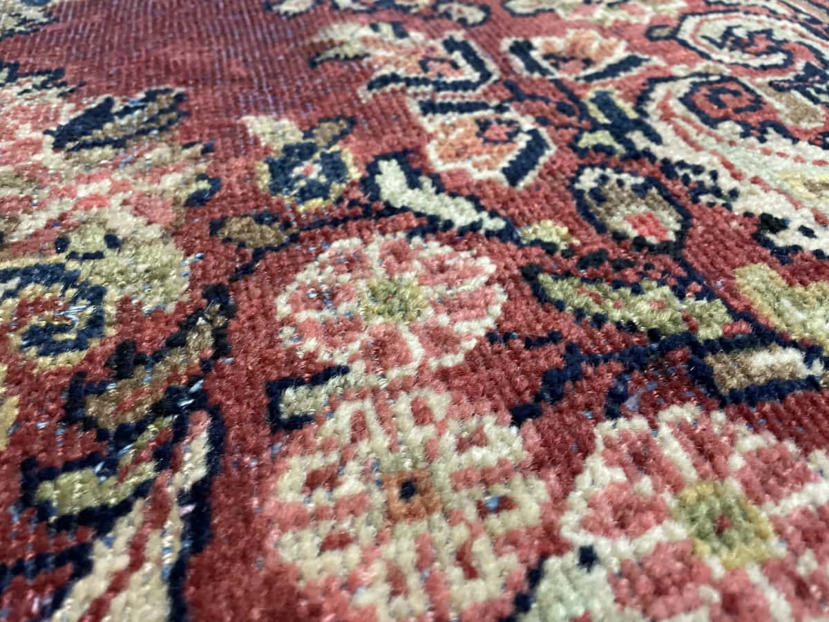 alfombra persa de estilo Moshkabad en dimensiones 198 centímetros de largo por 124 centímetros de ancho con colores principalmente morado — Primer plano de la textura