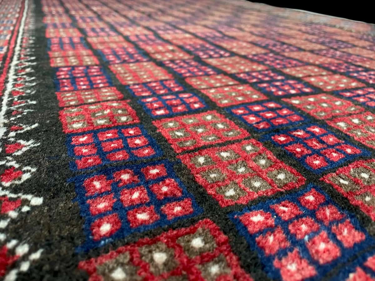 persischer Teppich im Baluch Stil in den Maßen 170 Zentimeter Länge mal 93 Zentimeter Breite mit überwiegend braun und blau Farben — Nahaufnahme der Textur