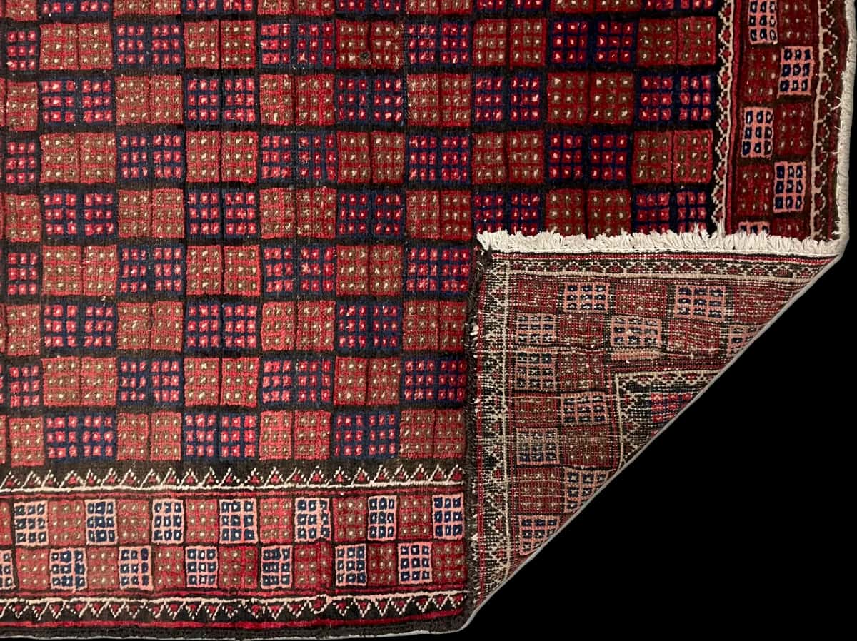 persischer Teppich im Baluch Stil in den Maßen 170 Zentimeter Länge mal 93 Zentimeter Breite mit überwiegend braun und blau Farben — Gefaltet