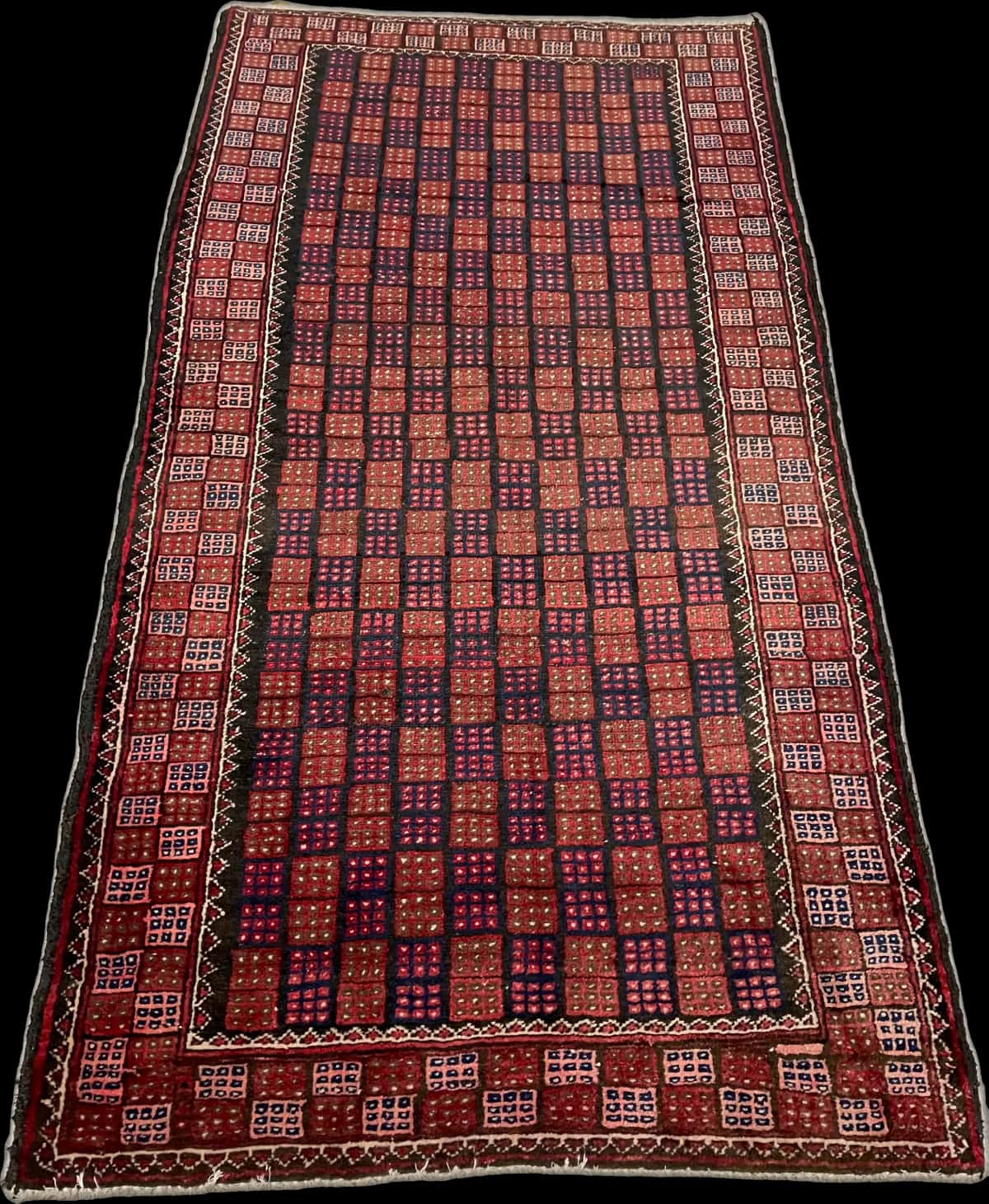 persischer Teppich im Baluch Stil in den Maßen 170 Zentimeter Länge mal 93 Zentimeter Breite mit überwiegend braun und blau Farben — Perspektive