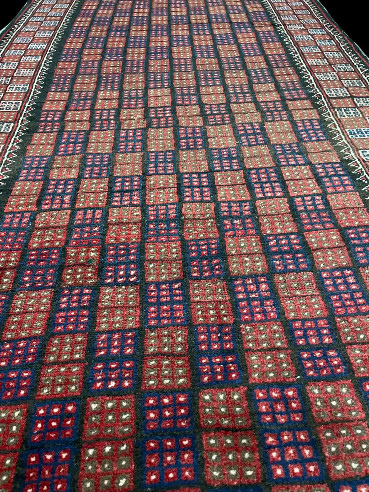 persischer Teppich im Baluch Stil in den Maßen 170 Zentimeter Länge mal 93 Zentimeter Breite mit überwiegend braun und blau Farben — Perspektive