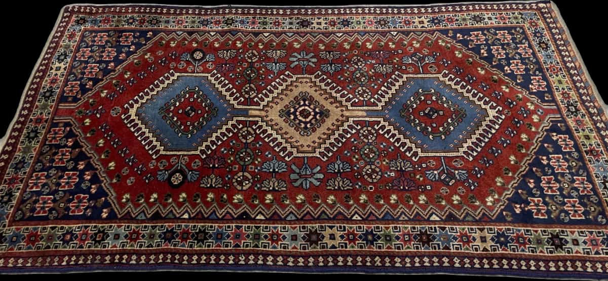 alfombra persa de estilo bakhtiari en dimensiones 148 centímetros de largo por 85 centímetros de ancho con colores principalmente azul y naranja — Perspectiva