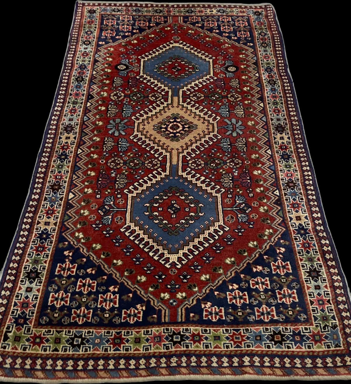 alfombra persa de estilo bakhtiari en dimensiones 148 centímetros de largo por 85 centímetros de ancho con colores principalmente azul y naranja — Perspectiva