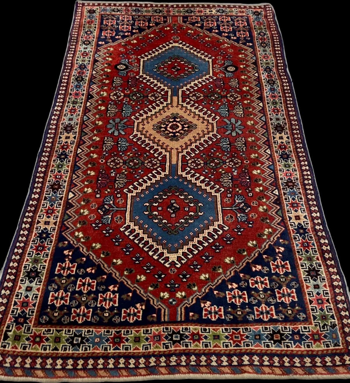 persischer Teppich im Bakhtiari Stil in den Maßen 148 Zentimeter Länge mal 85 Zentimeter Breite mit überwiegend blau und orange Farben — Perspektive