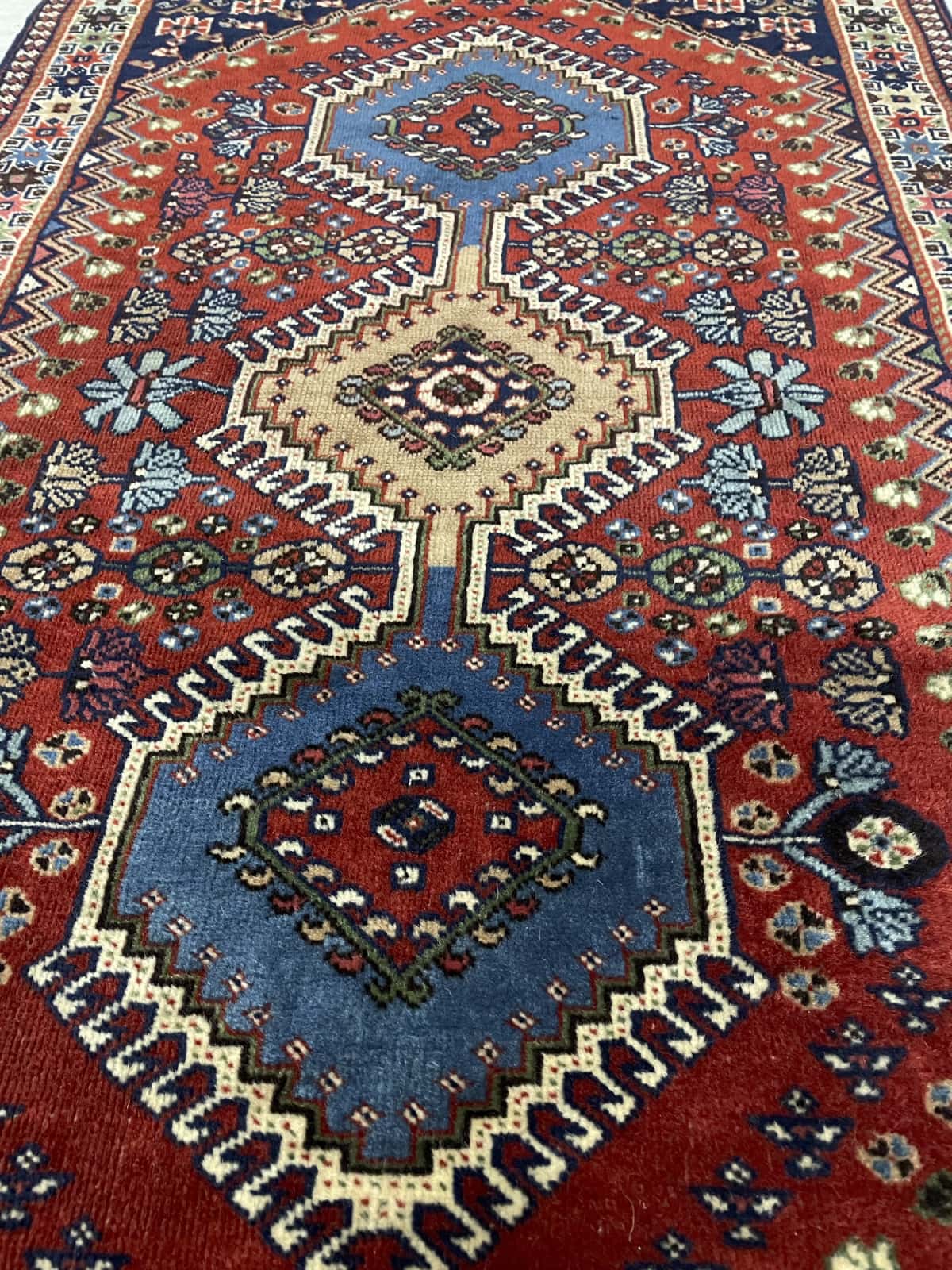 alfombra persa de estilo bakhtiari en dimensiones 148 centímetros de largo por 85 centímetros de ancho con colores principalmente azul y naranja — Perspectiva