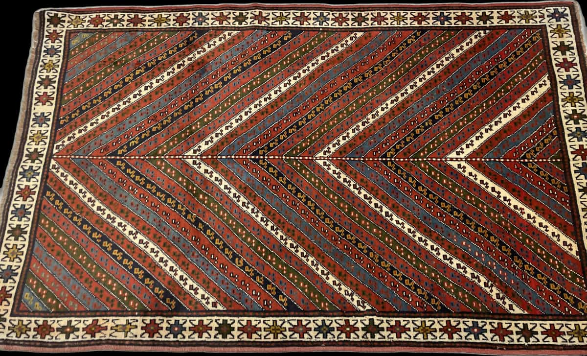 Persian rug of Quchan style in dimensions 200 centimeters length by 123 centimeters width with mainly red and green colors — Perspective