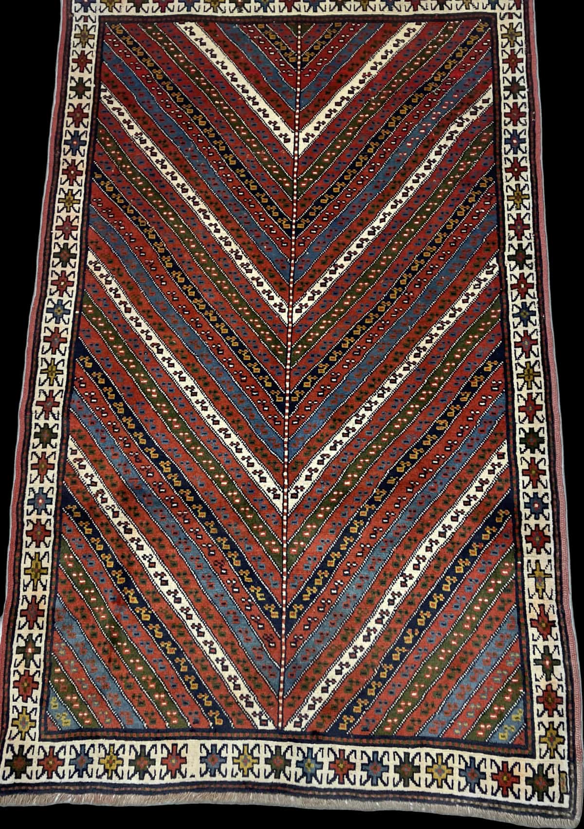 Persian rug of Quchan style in dimensions 200 centimeters length by 123 centimeters width with mainly red and green colors — Perspective