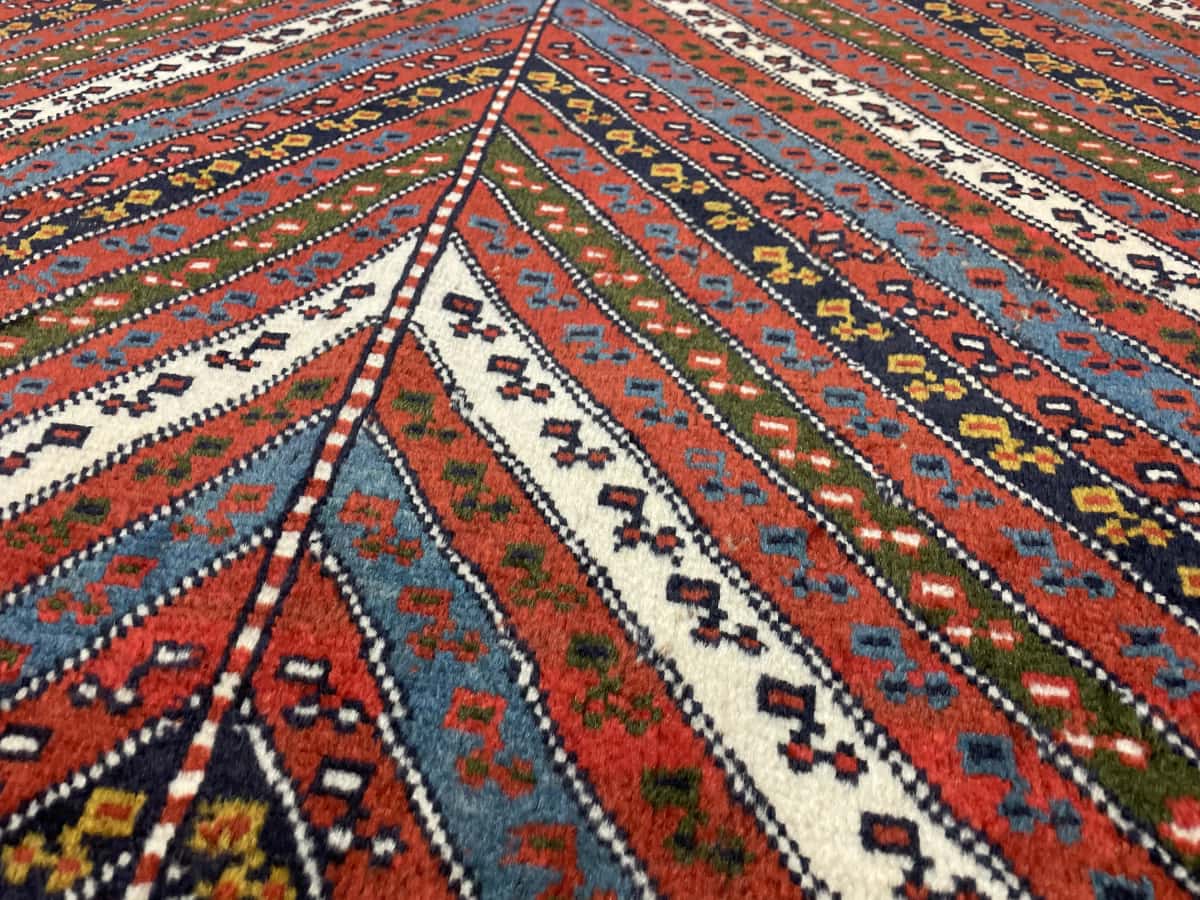 Persian rug of Quchan style in dimensions 200 centimeters length by 123 centimeters width with mainly red and green colors — Texture close-up