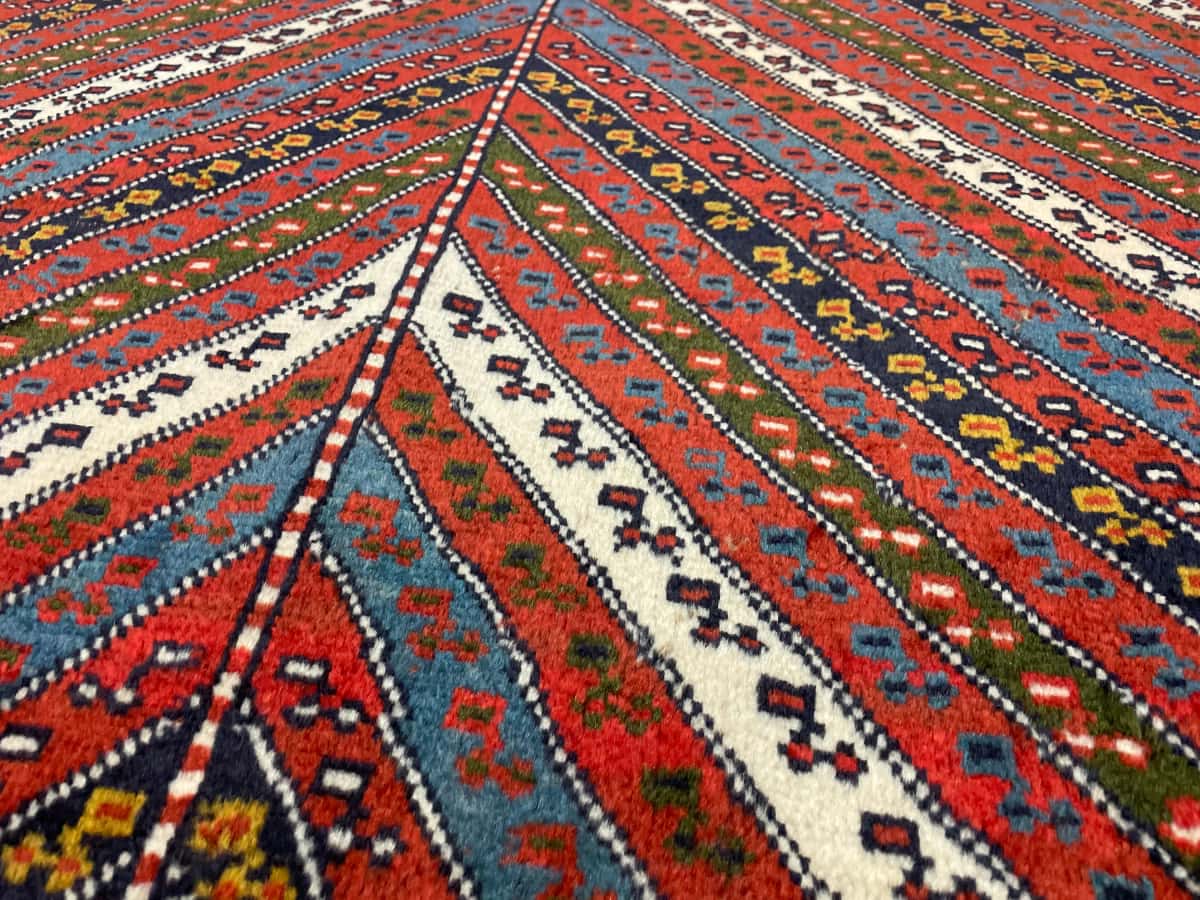 persischer Teppich im Quchan Stil in den Maßen 200 Zentimeter Länge mal 123 Zentimeter Breite mit überwiegend rot und grün Farben — Nahaufnahme der Textur