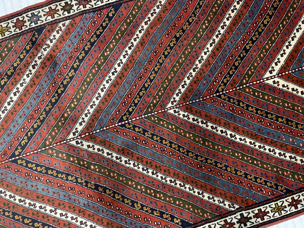 Persian rug of Quchan style in dimensions 200 centimeters length by 123 centimeters width with mainly red and green colors — Perspective