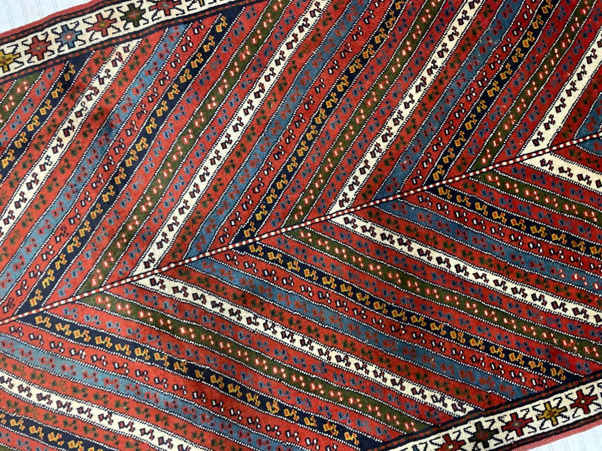 persischer Teppich im Quchan Stil in den Maßen 200 Zentimeter Länge mal 123 Zentimeter Breite mit überwiegend rot und grün Farben — Perspektive