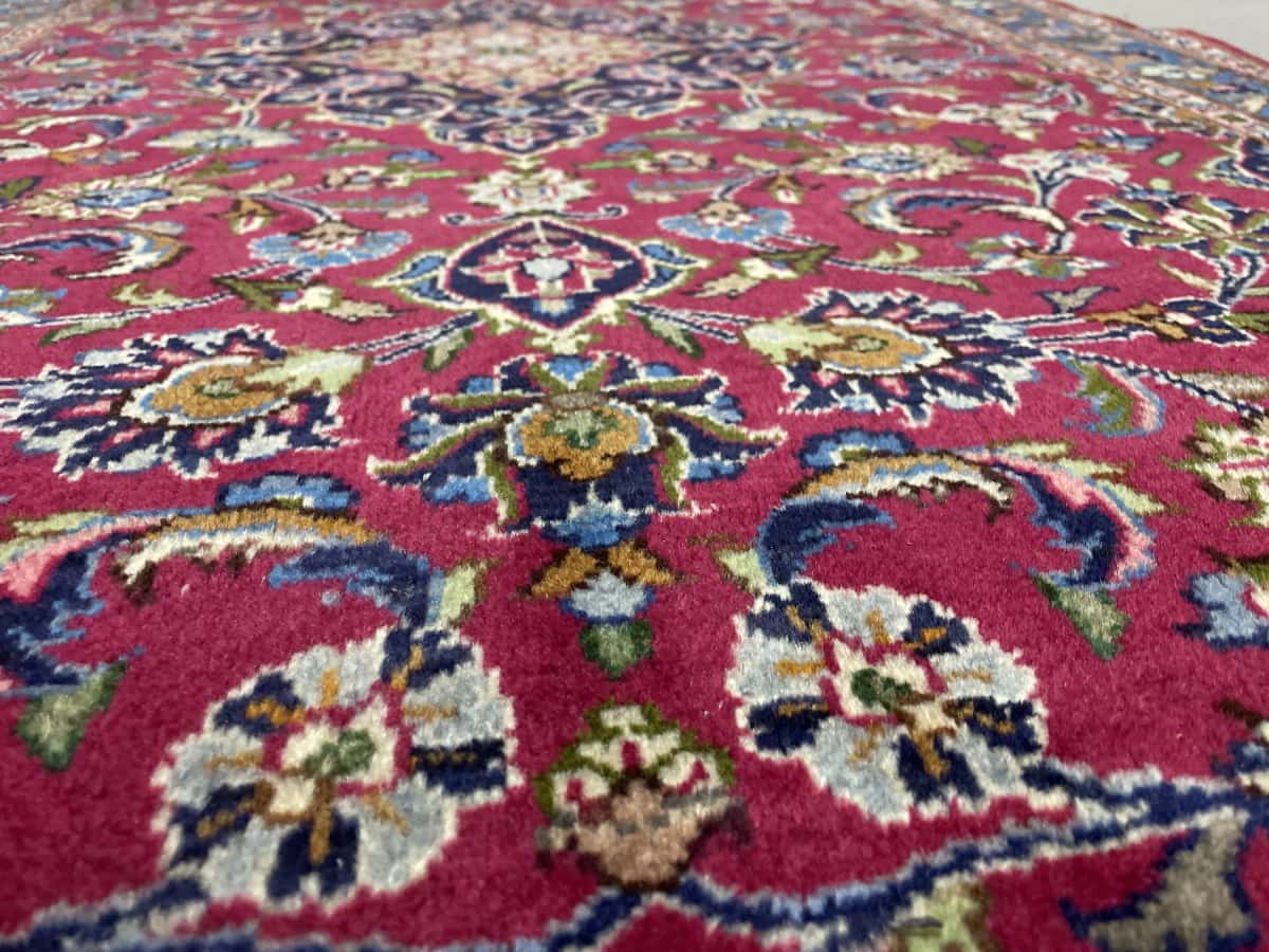 Persian rug of Kashmar style in dimensions 217 centimeters length by 110 centimeters width with mainly red and blue colors — Texture close-up