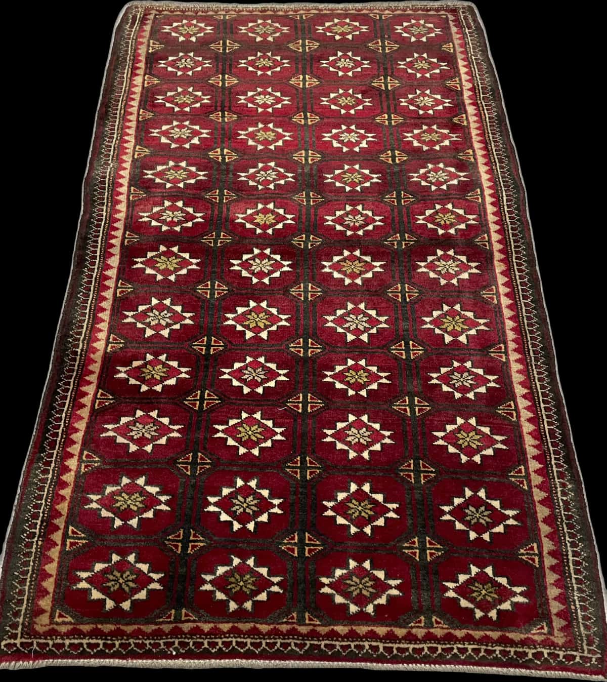 alfombra persa de estilo baluch en dimensiones 150 centímetros de largo por 92 centímetros de ancho con colores principalmente rojo — Perspectiva
