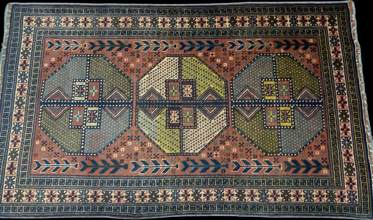 alfombra persa de estilo baluch en dimensiones 188 centímetros de largo por 112 centímetros de ancho con colores principalmente rojo — Perspectiva