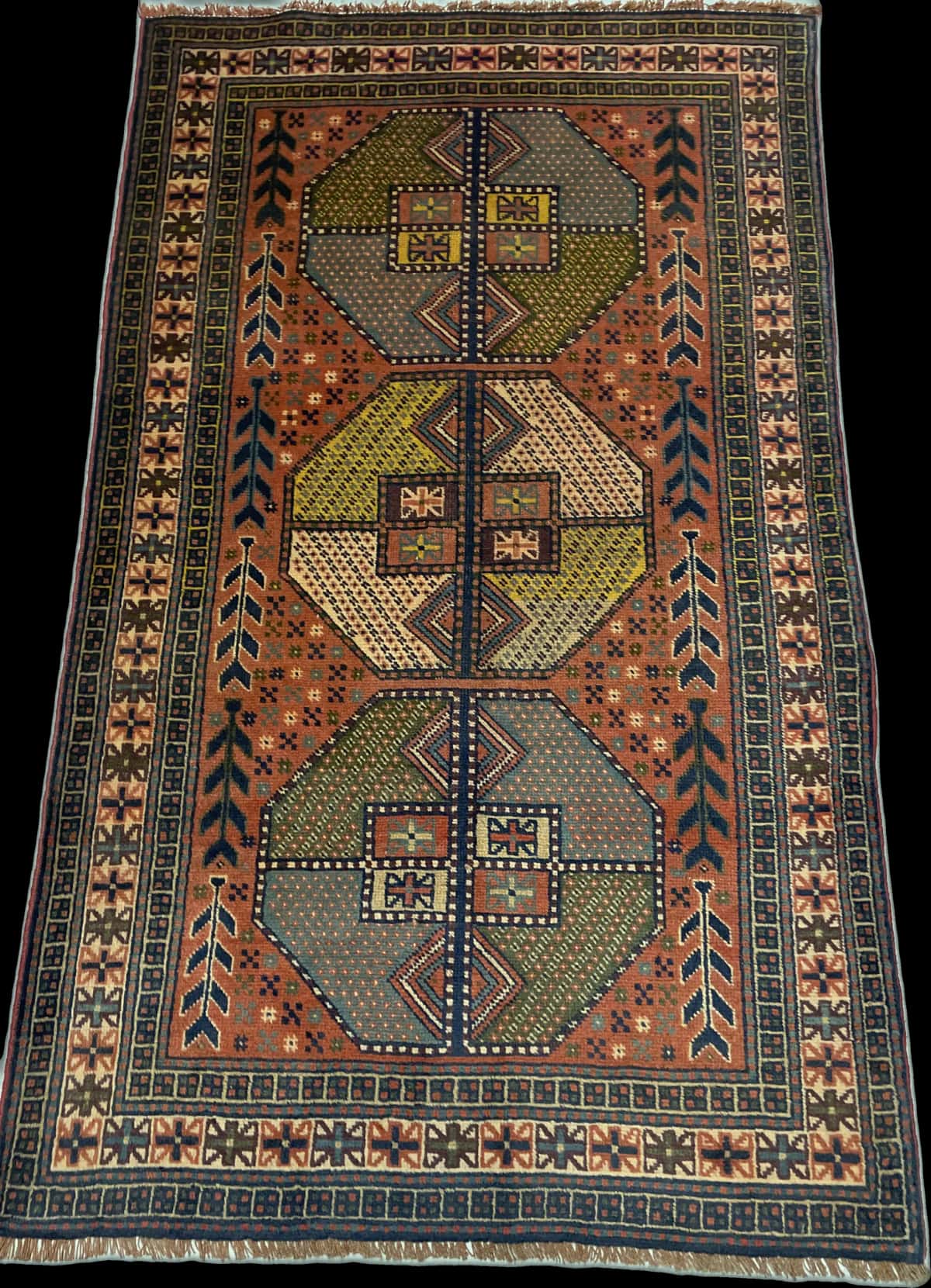 alfombra persa de estilo baluch en dimensiones 188 centímetros de largo por 112 centímetros de ancho con colores principalmente rojo — Perspectiva