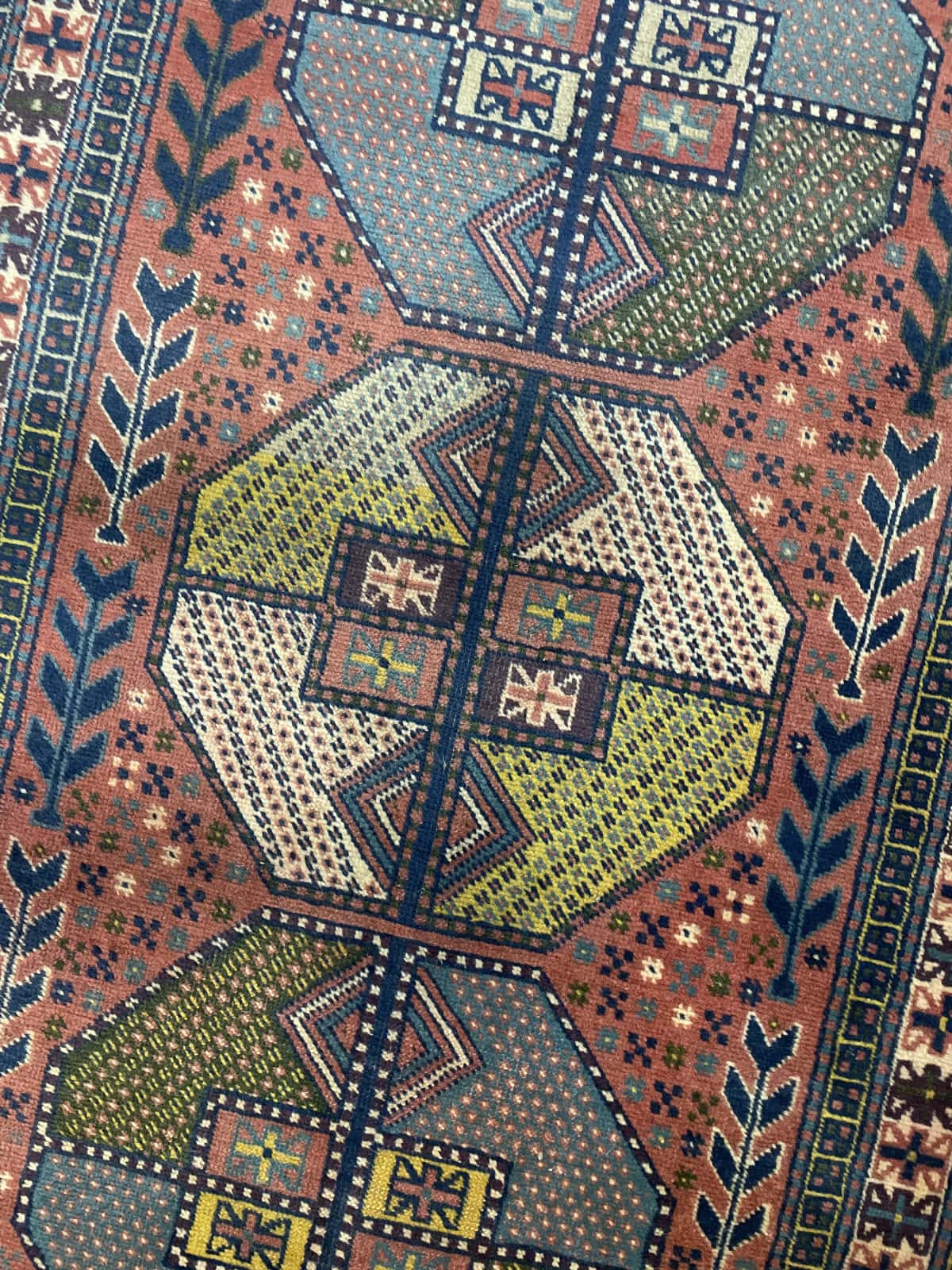 alfombra persa de estilo baluch en dimensiones 188 centímetros de largo por 112 centímetros de ancho con colores principalmente rojo — Perspectiva