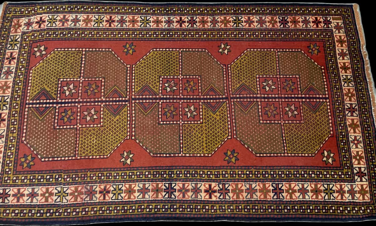 Persian rug of Baluch style in dimensions 187 centimeters length by 110 centimeters width with mainly red colors — Perspective