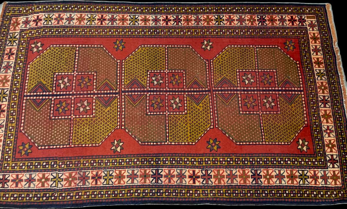 persischer Teppich im Baluch Stil in den Maßen 187 Zentimeter Länge mal 110 Zentimeter Breite mit überwiegend rot Farben — Perspektive