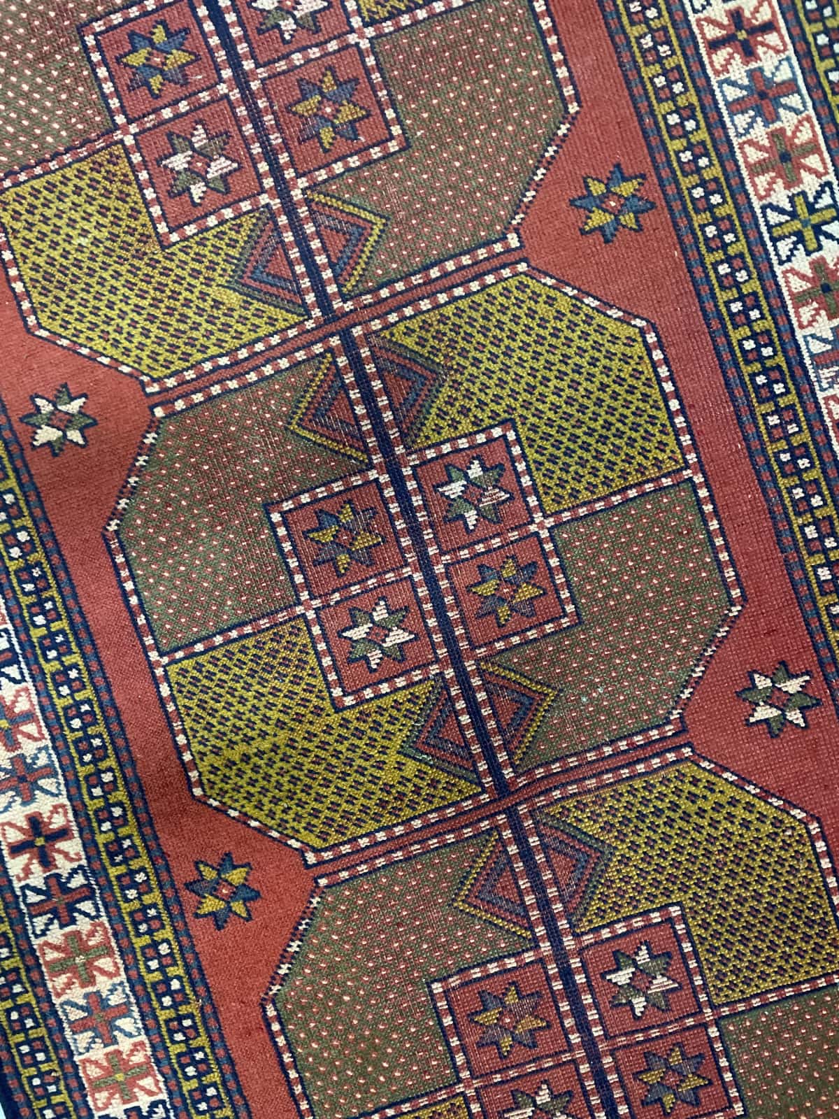 Persian rug of Baluch style in dimensions 187 centimeters length by 110 centimeters width with mainly red colors — Perspective