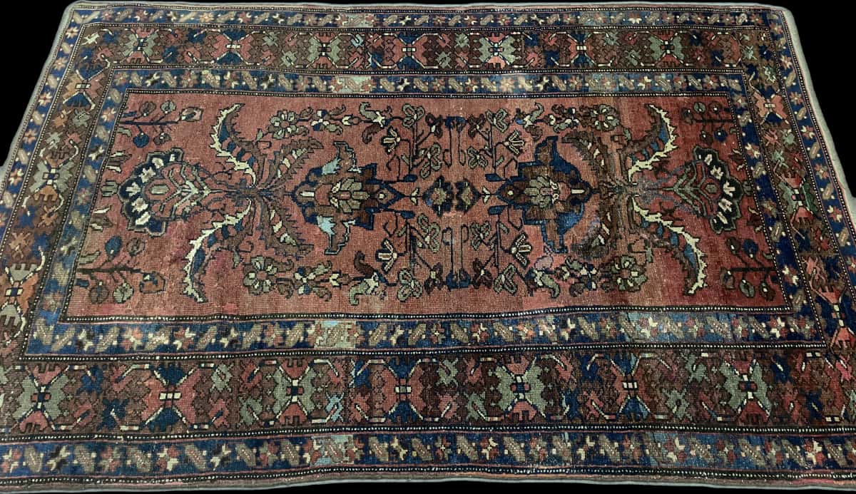 alfombra persa de estilo bakhtiari en dimensiones 200 centímetros de largo por 137 centímetros de ancho con colores principalmente rojo — Perspectiva