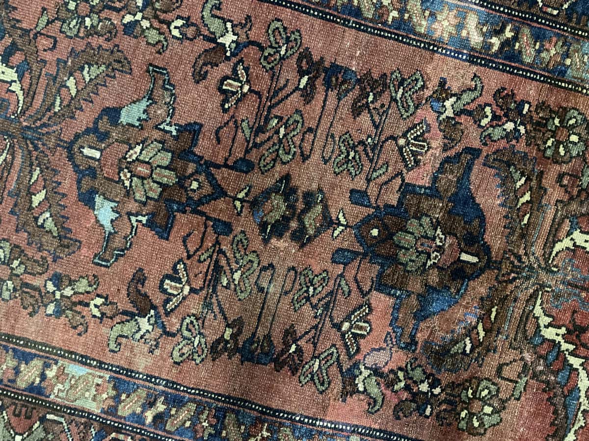 alfombra persa de estilo bakhtiari en dimensiones 200 centímetros de largo por 137 centímetros de ancho con colores principalmente rojo — Primer plano de la textura