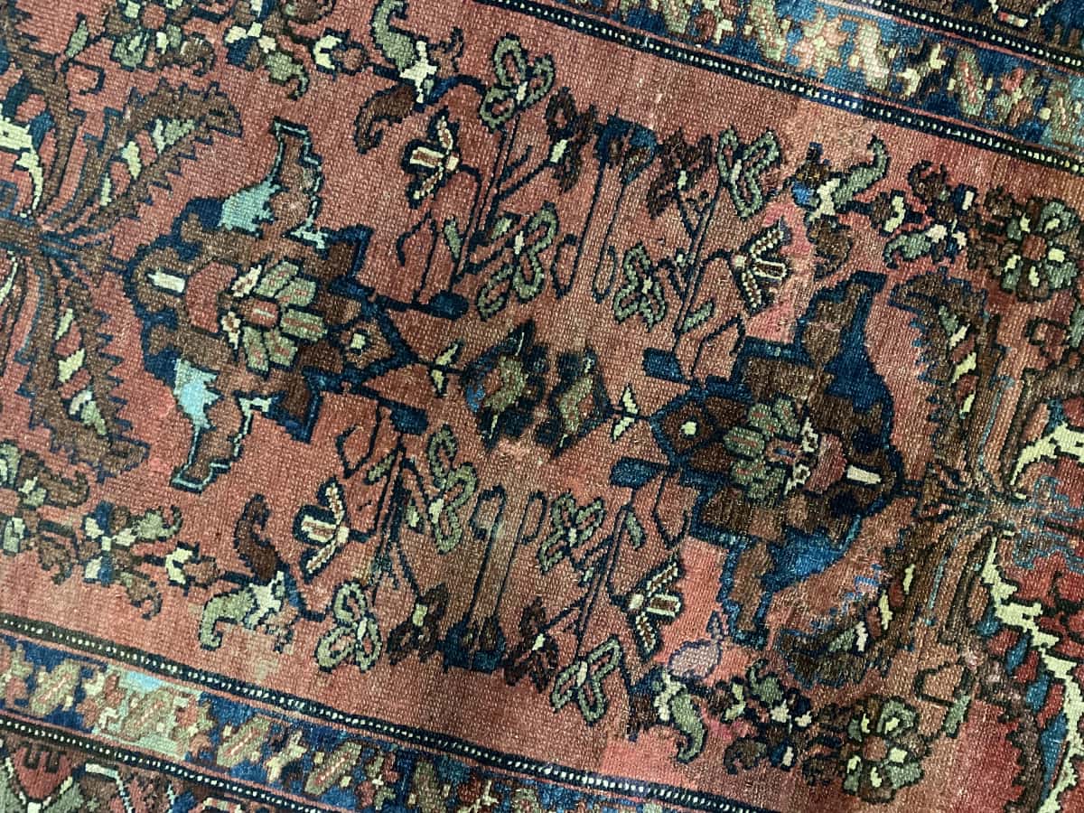 alfombra persa de estilo bakhtiari en dimensiones 200 centímetros de largo por 137 centímetros de ancho con colores principalmente rojo — Primer plano de la textura